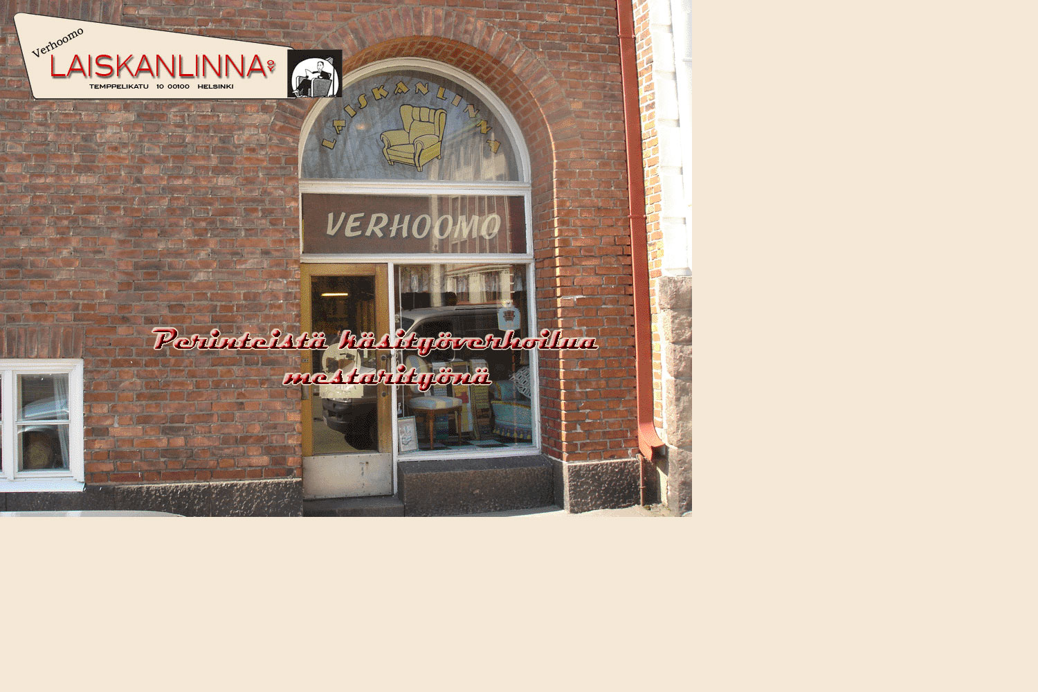 Verhoomo Laiskanlinnan liiketila tiiliseinäisessä talossa Temppelikadulla, ikkunassa teksti Verhoomo